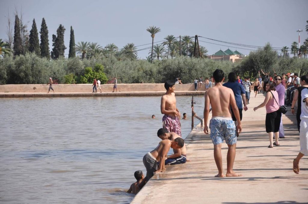 Niños bañándose en Marrakech