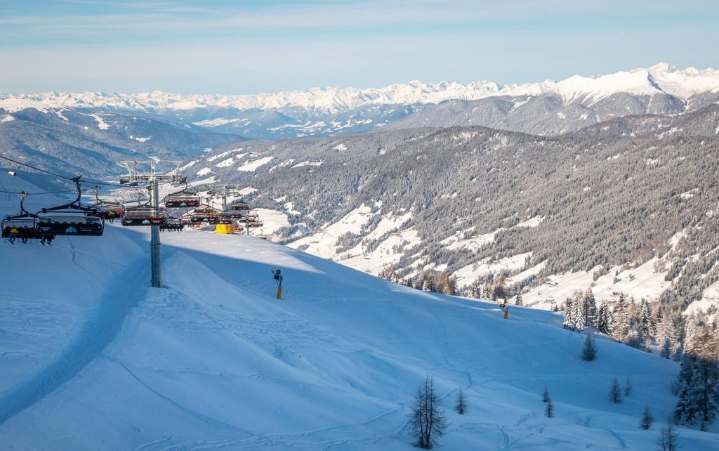 Pistas de esquí y remontes en los Dolomitas, en los Alpes italianos