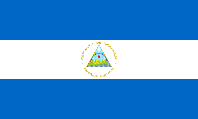 Bandera de Nicaragua: franjas azul, blanca y azul con el escudo