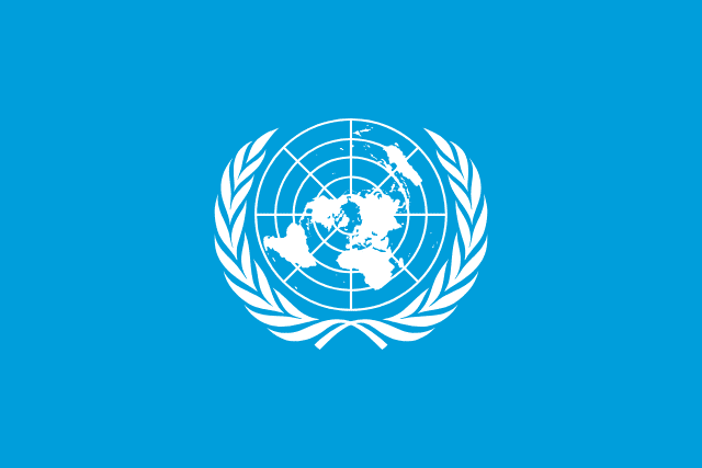 Bandera de la ONU: fondo azul celeste con el emblema blanco del mapa del mundo