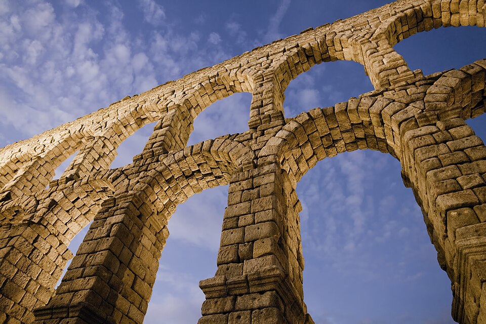 Acueducto romano de Segovia sobre la plaza del Azoguejo