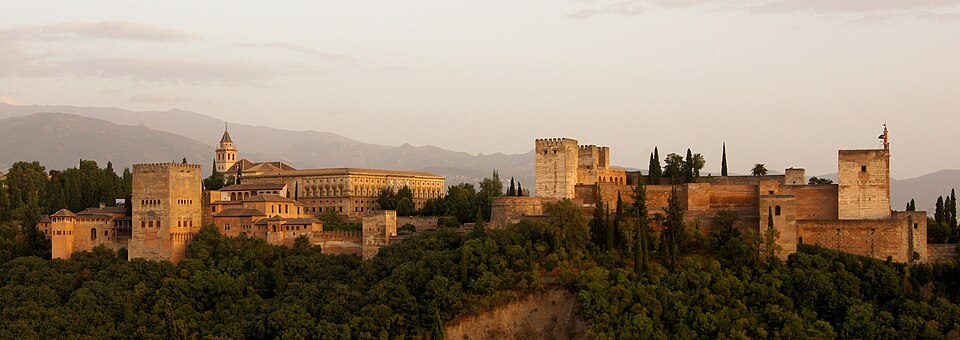 La Alhambra de Granada al atardecer con Sierra Nevada al fondo