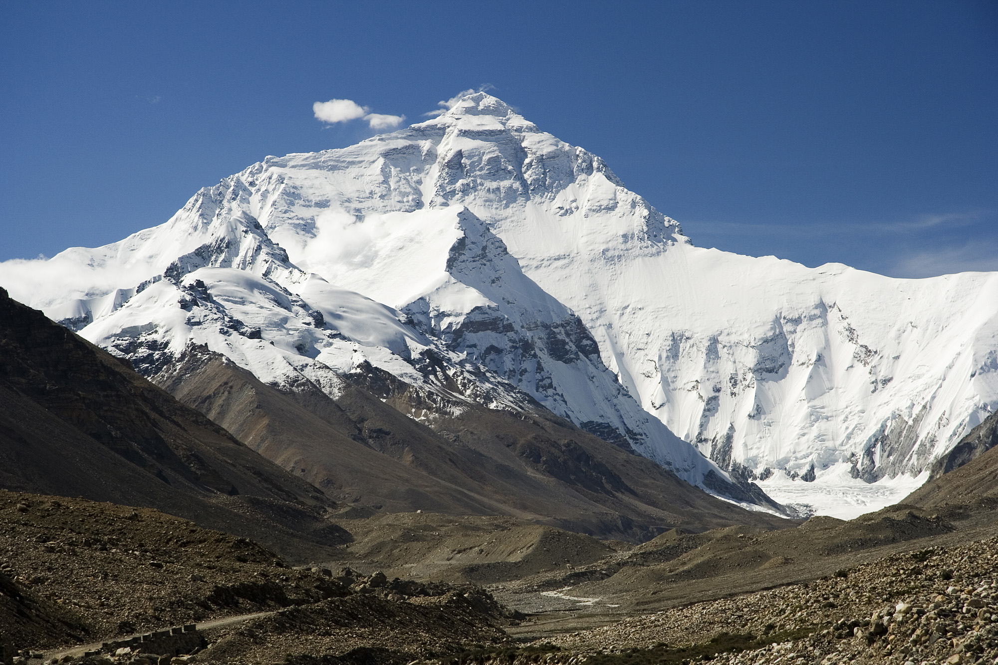 Cara norte del Everest vista desde el camino al campo base en el valle de Rongbuk, en el Tíbet