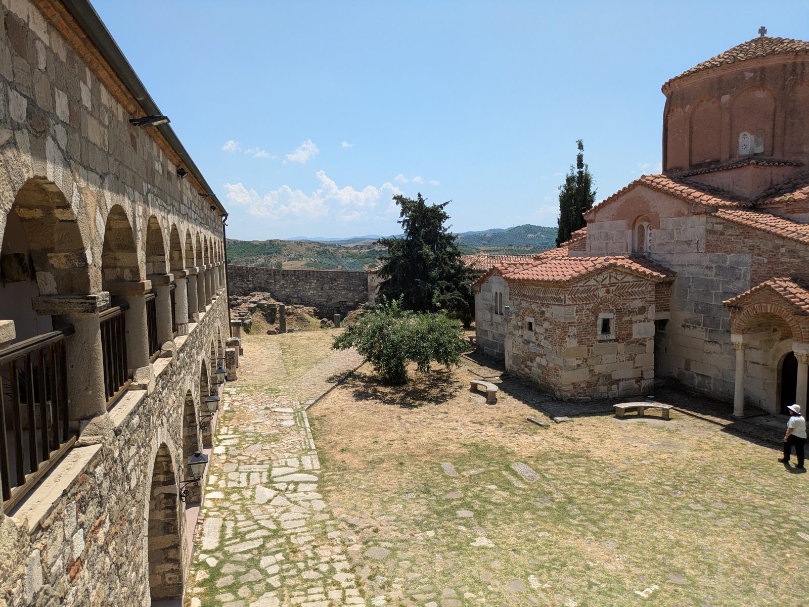 Claustro de arcos del monasterio de Santa María, dentro del recinto de Apolonia