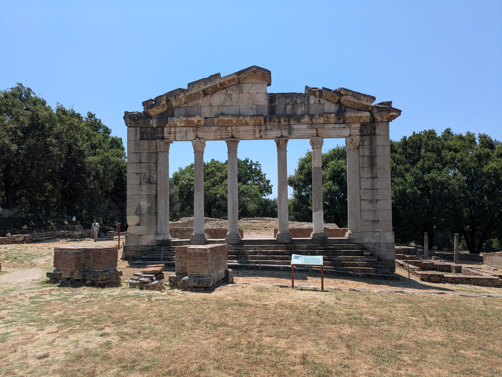 Fachada con columnas del monumento de los Agonotetas en el yacimiento de Apolonia