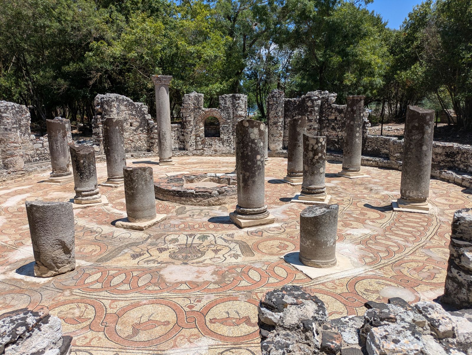 Columnas y mosaico del suelo del baptisterio de Butrint