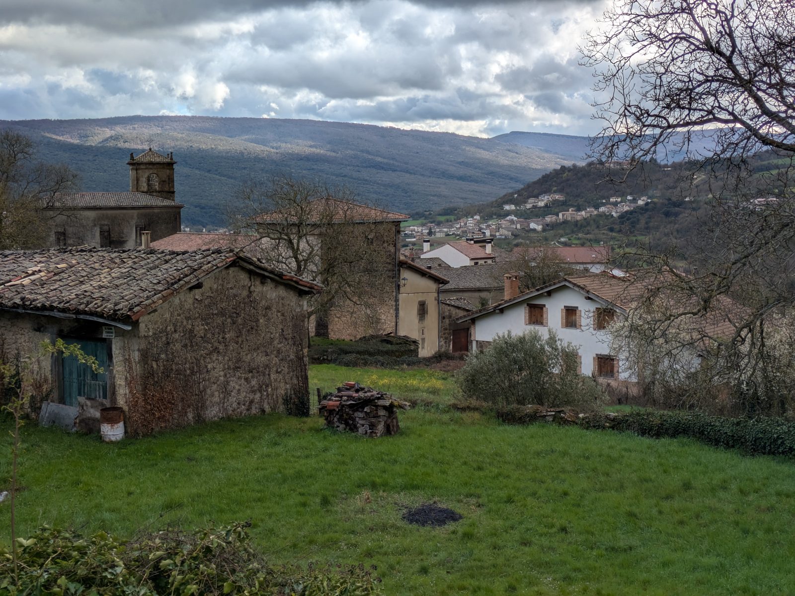 Casas de piedra de Baquedano a la vuelta de la ruta del Urederra