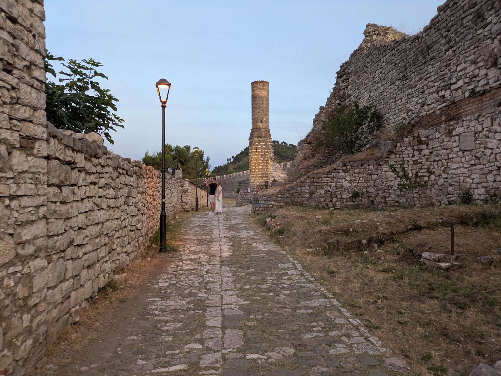 Minarete de ladrillo de la Mezquita Roja dentro de la ciudadela de Berat