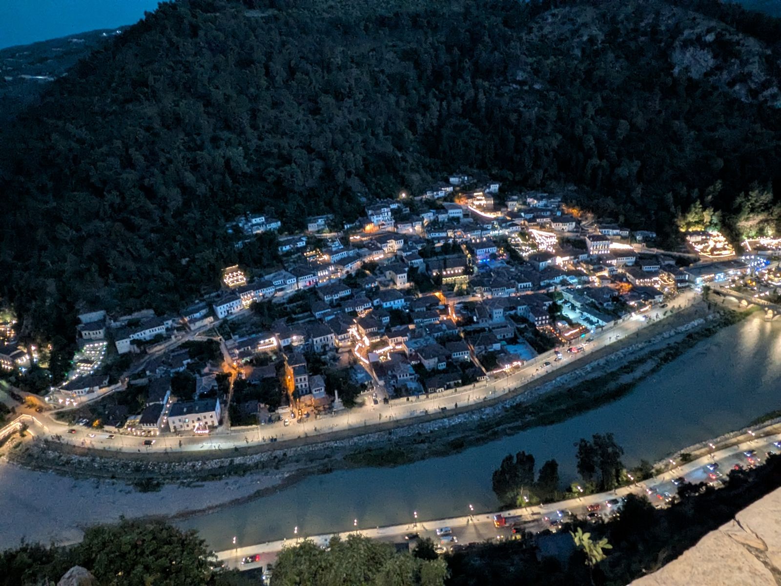 Berat iluminada de noche vista desde el castillo, con el río Osum y el puente de Gorica