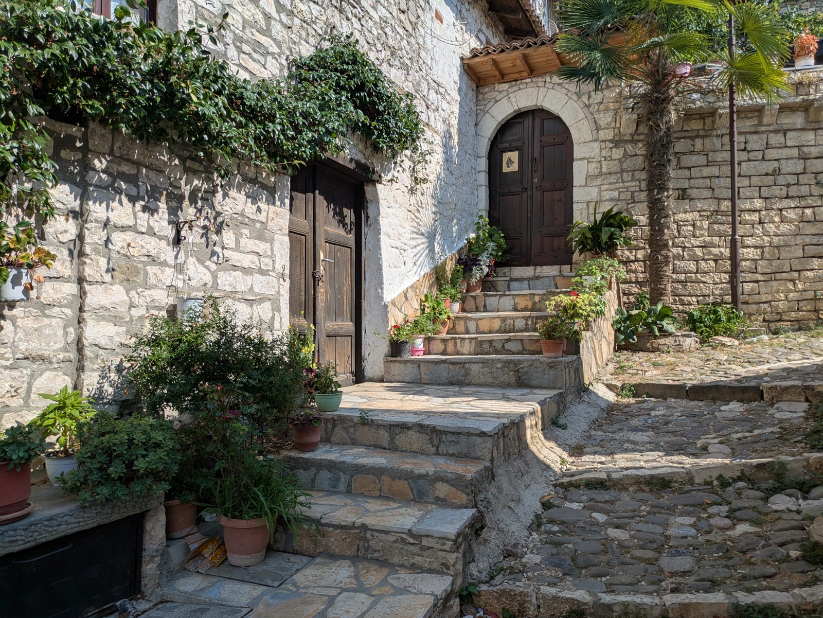 Escaleras de piedra y puertas de madera en una casa del barrio de Gorica