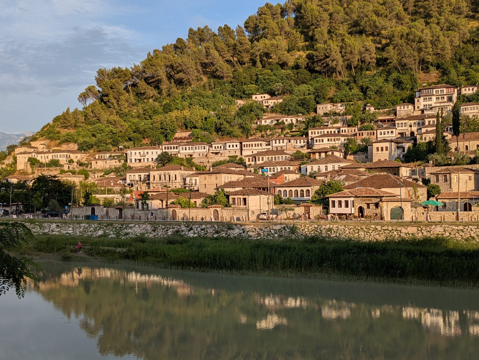 Casas del barrio de Gorica reflejadas en el río Osum al atardecer