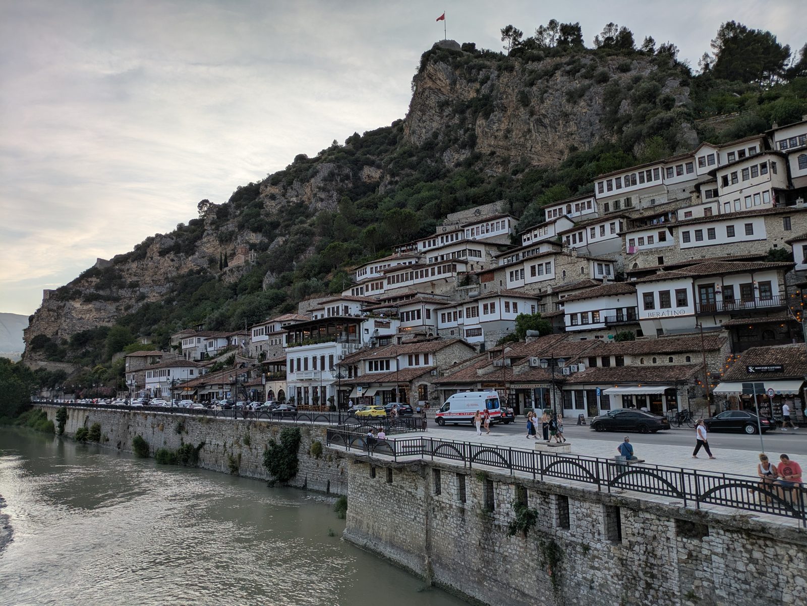 Casas de Mangalem en Berat con la roca y las murallas del castillo en lo alto