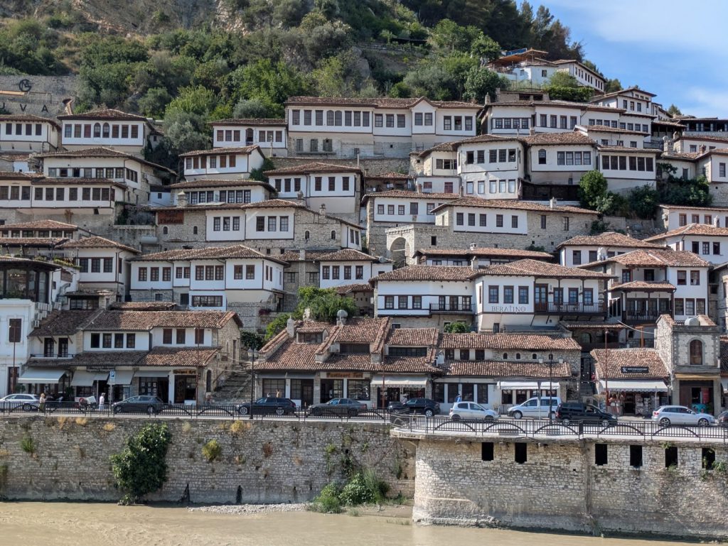 Casas otomanas blancas de Mangalem, en Berat, escalonadas en la ladera sobre el río Osum