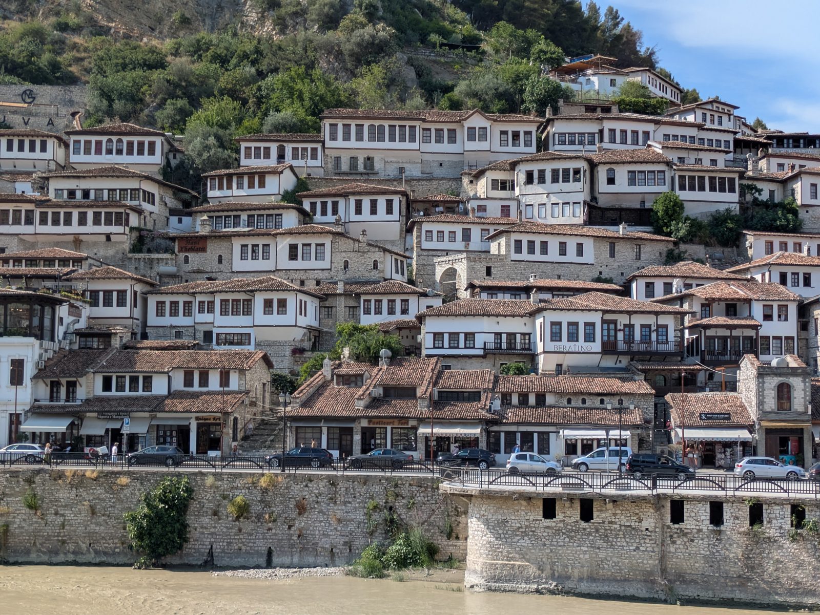 Casas otomanas blancas de Mangalem, en Berat, escalonadas en la ladera sobre el río Osum