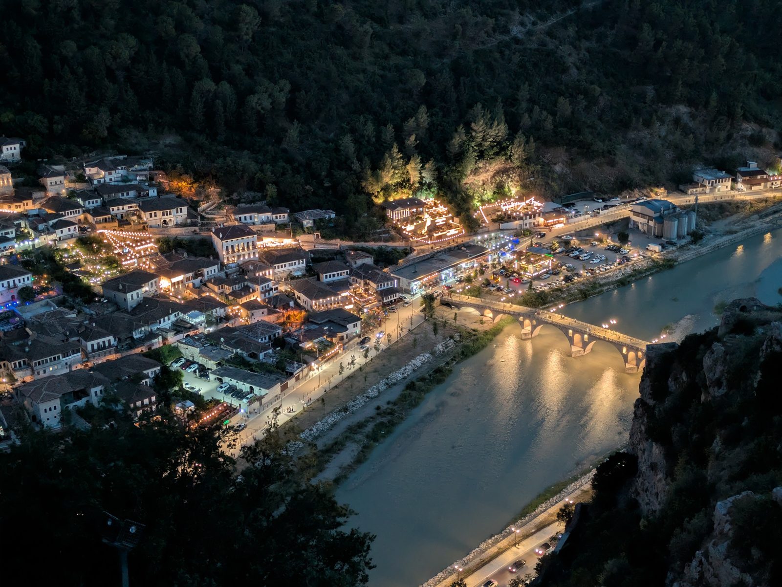Vista desde el mirador de la ciudadela de Berat al anochecer, con el río Osum y el puente de Gorica