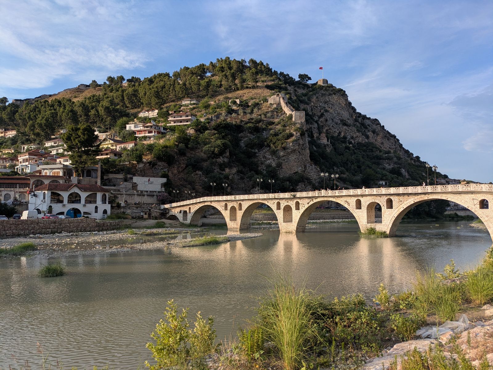 Puente otomano de Gorica sobre el río Osum, con el castillo de Berat en lo alto de la colina