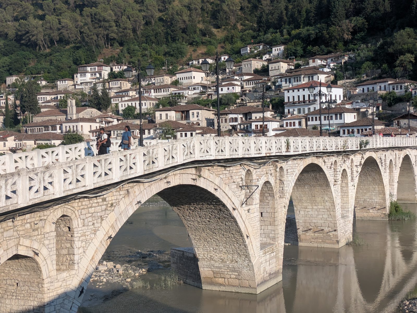 Puente otomano de piedra de Gorica sobre el río Osum, con el barrio de Gorica detrás