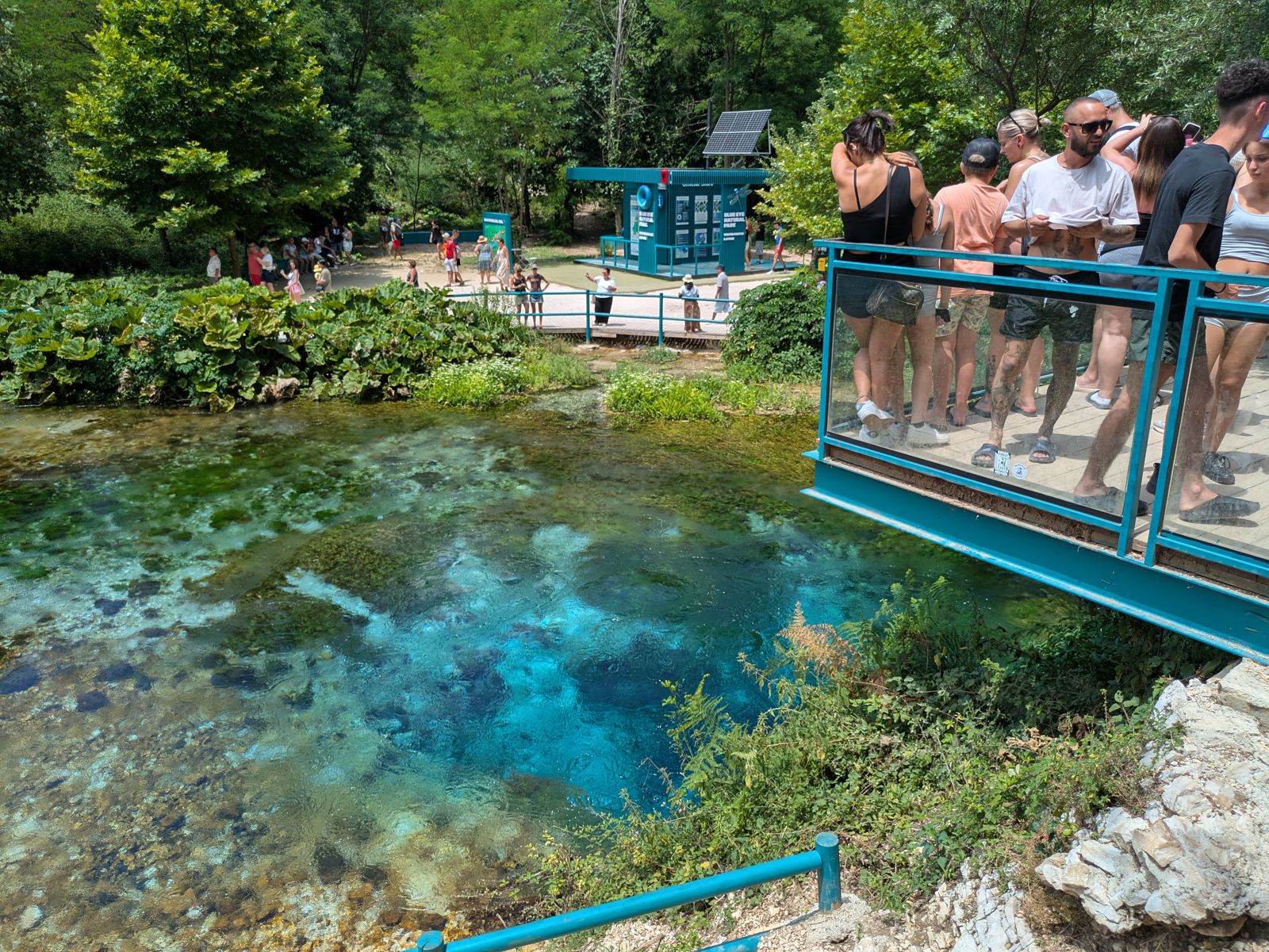 Manantial del Blue Eye (Syri i Kaltër), con el agua turquesa y la pasarela de madera