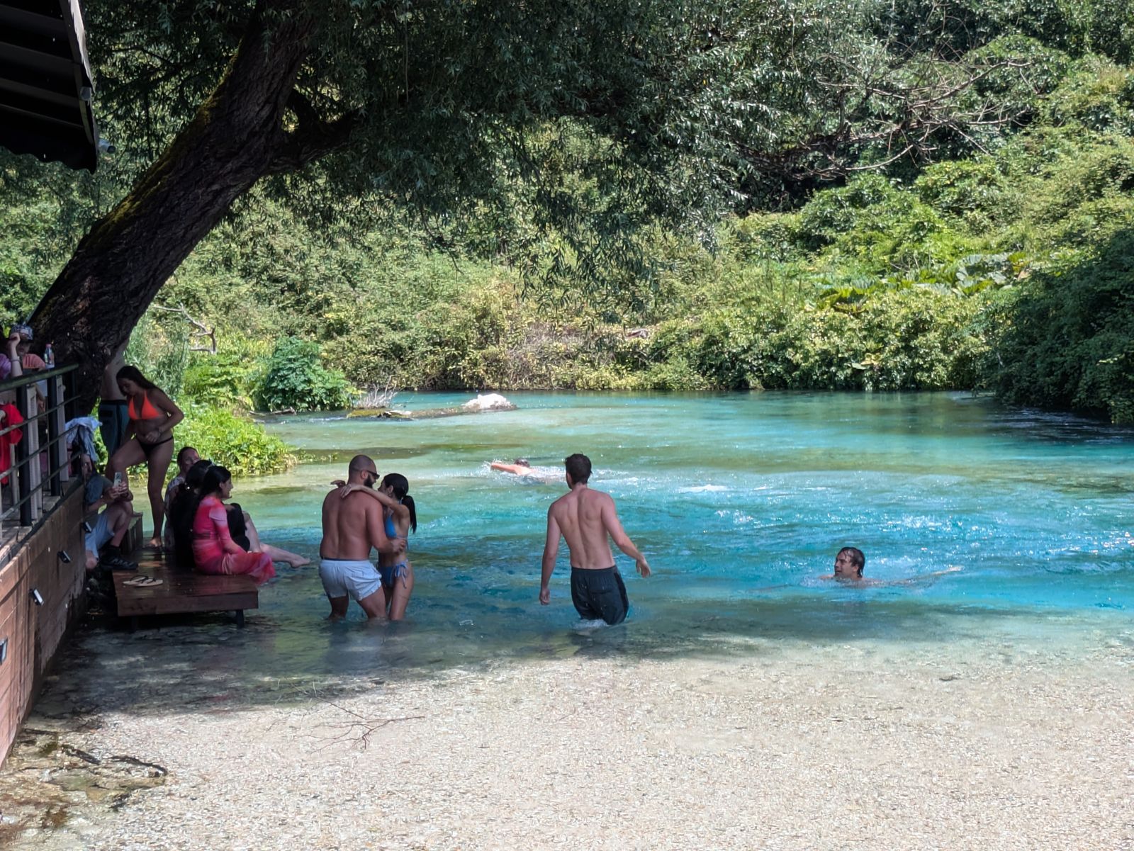 Gente bañándose en el río Bistricë, aguas abajo del Blue Eye