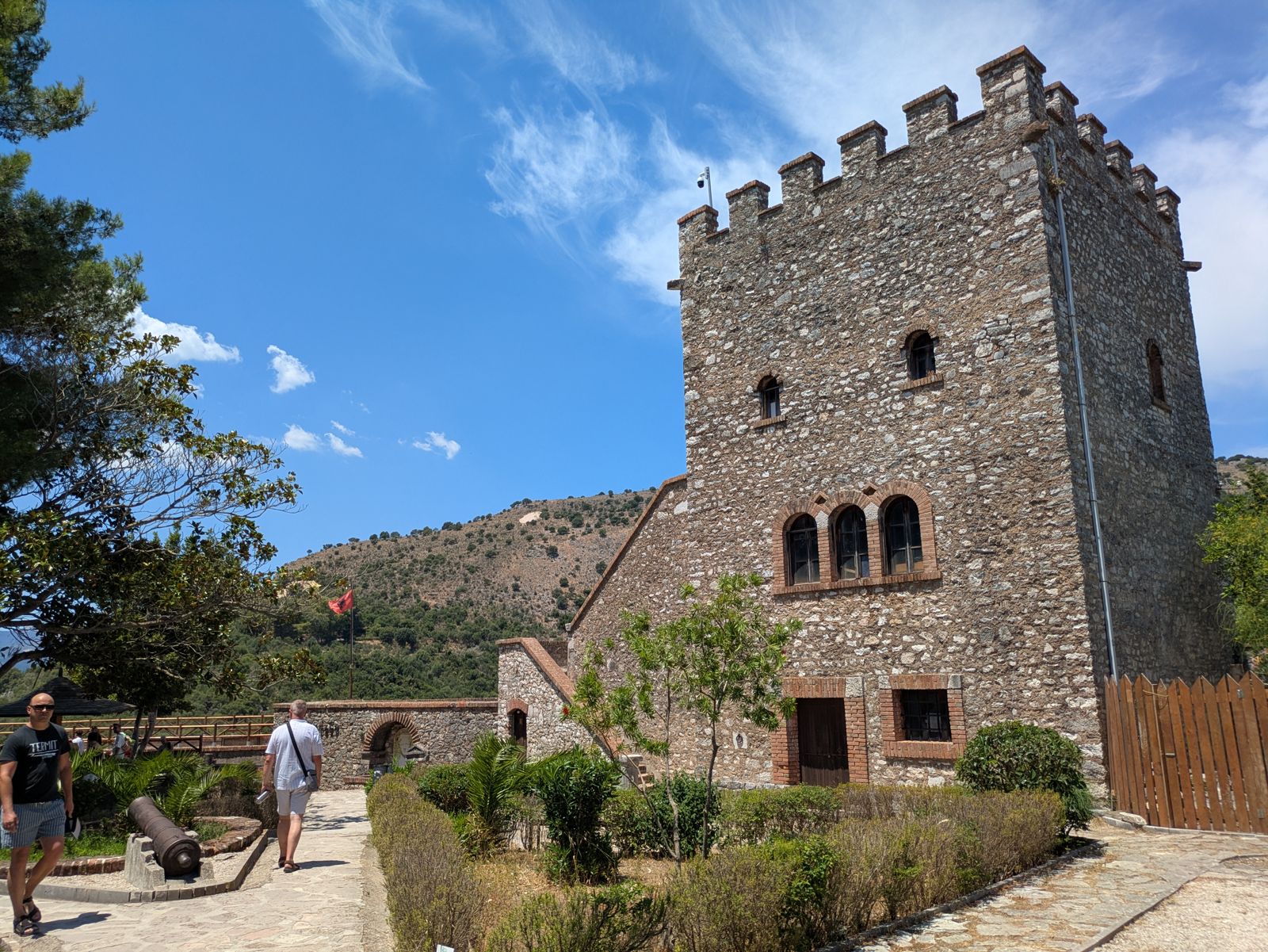 Torre almenada del castillo de la acrópolis de Butrint, sede del museo