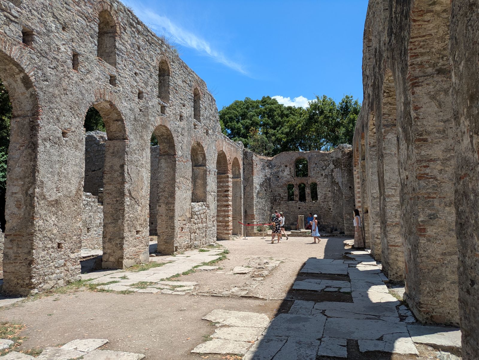 Nave de la gran basílica de Butrint con sus arcos de piedra y ladrillo