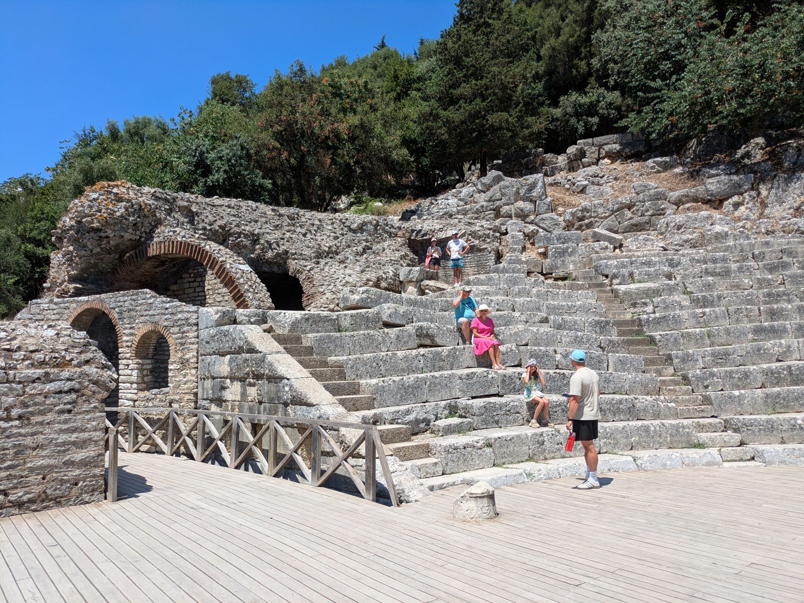 Gradas de piedra del teatro griego de Butrint