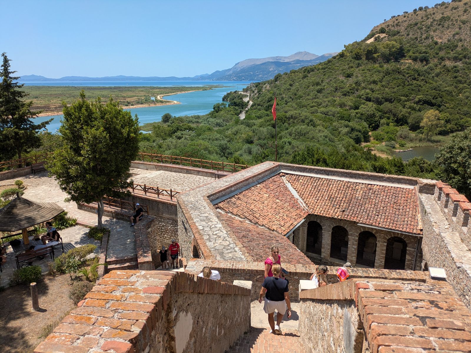 Vista desde el castillo de la acrópolis de Butrint sobre los tejados del museo y el canal de Vivari