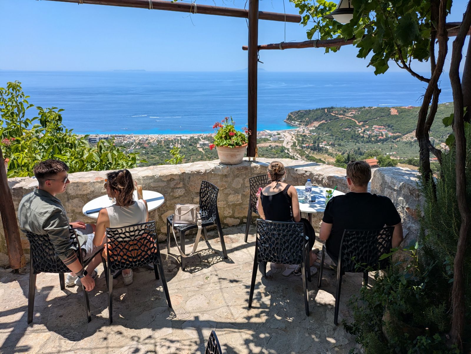 Terraza de una cafetería dentro del castillo de Himarë con vistas al mar