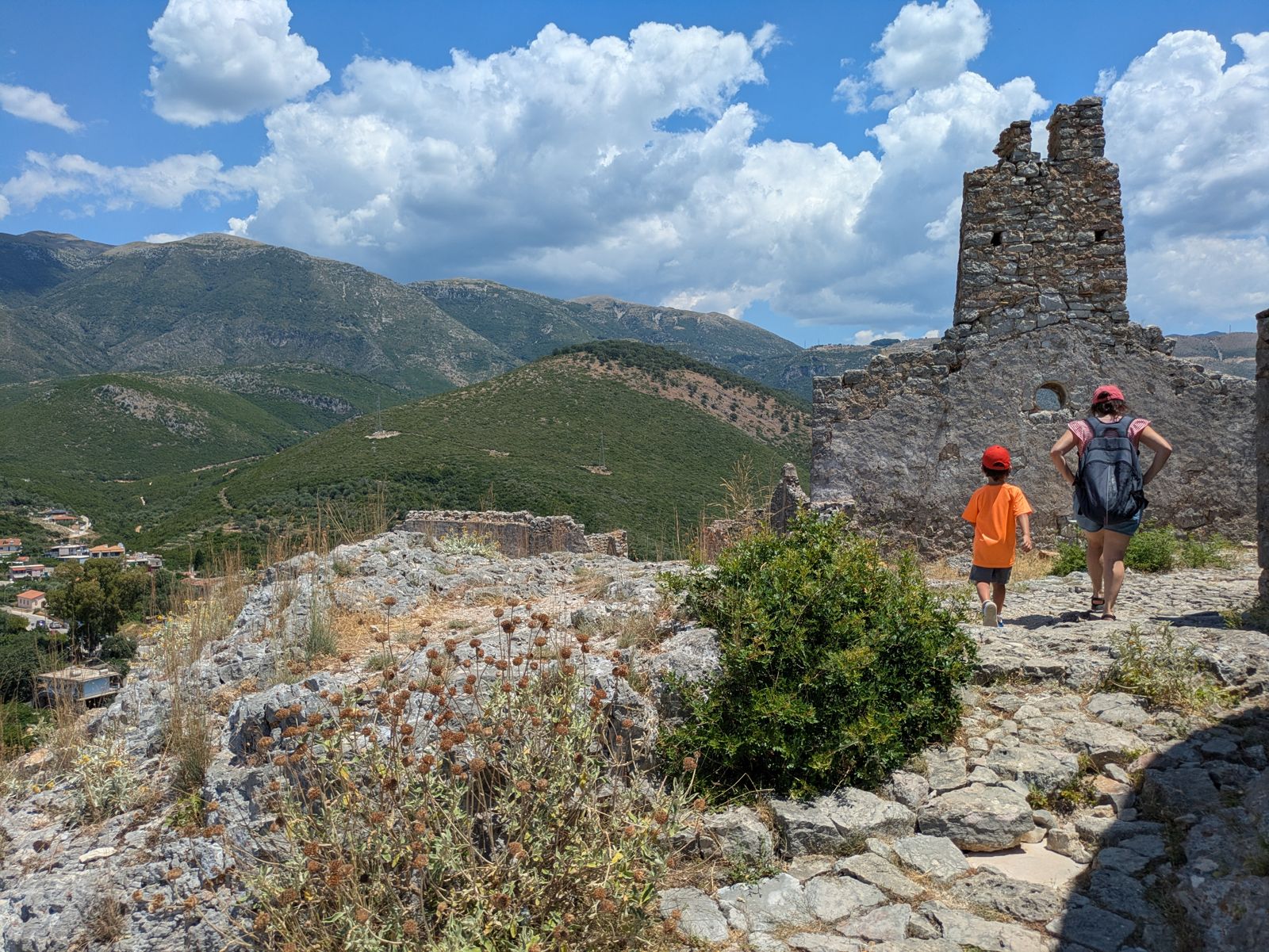 Torre en ruinas del castillo de Himarë con las montañas al fondo