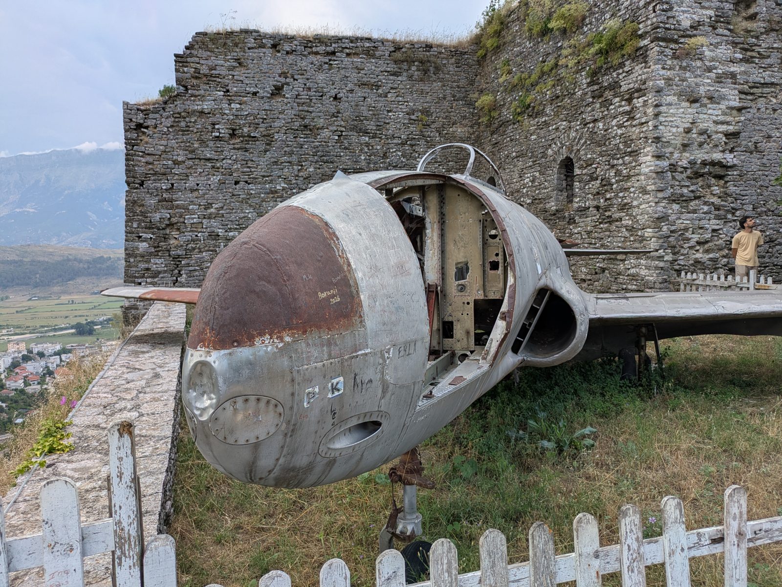 Avión estadounidense T-33 expuesto en una explanada del castillo de Gjirokastra