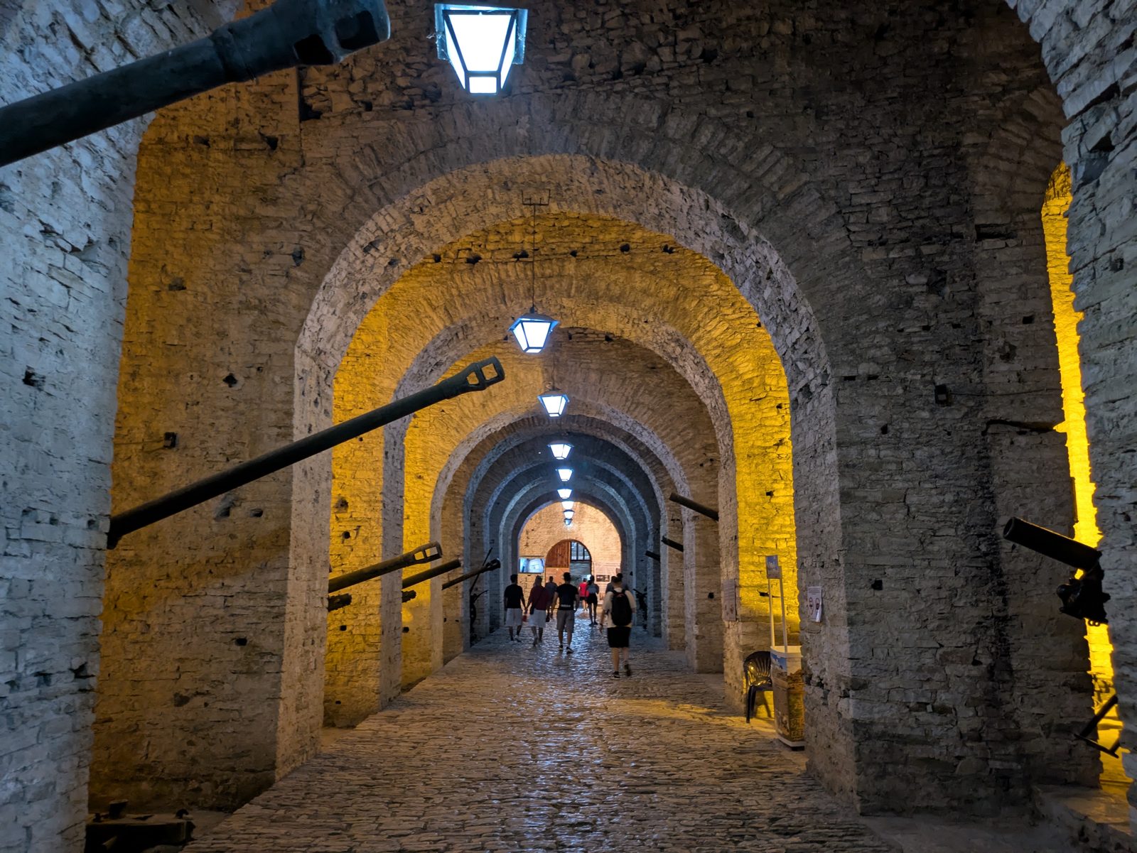 Galería abovedada e iluminada del castillo de Gjirokastra con cañones a ambos lados