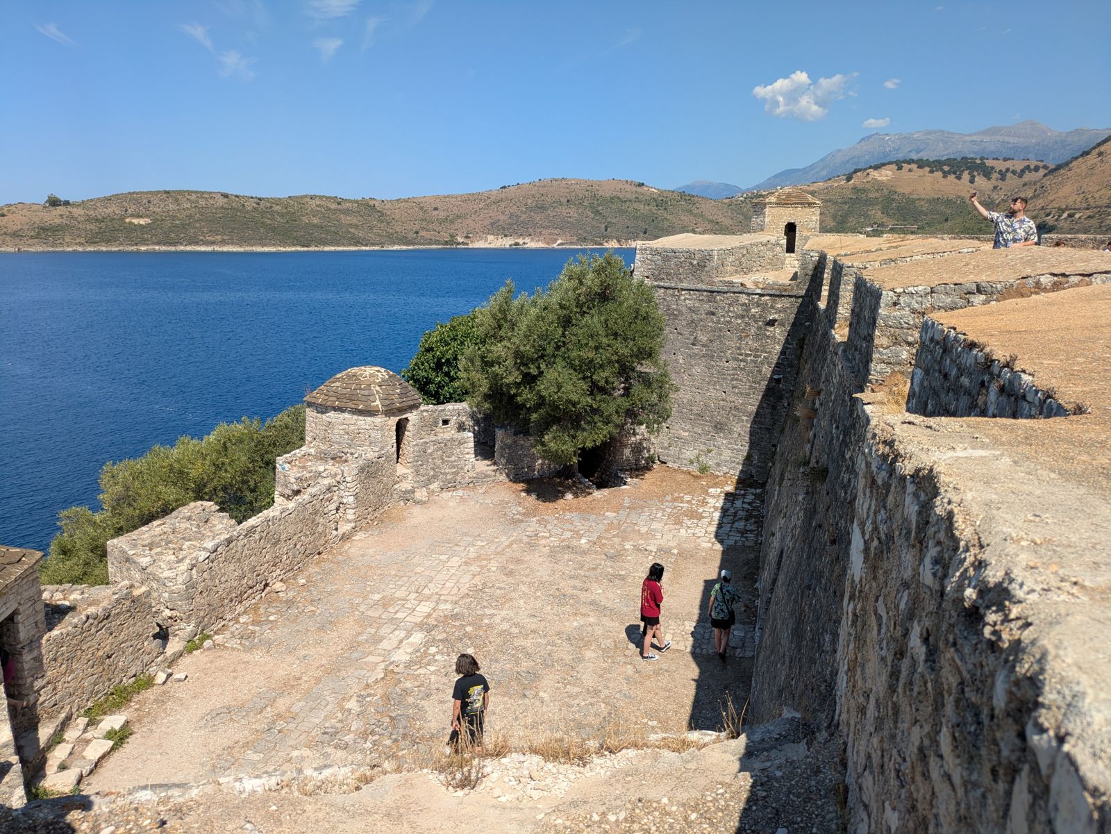 Murallas del castillo de Porto Palermo junto al mar, en la Riviera albanesa