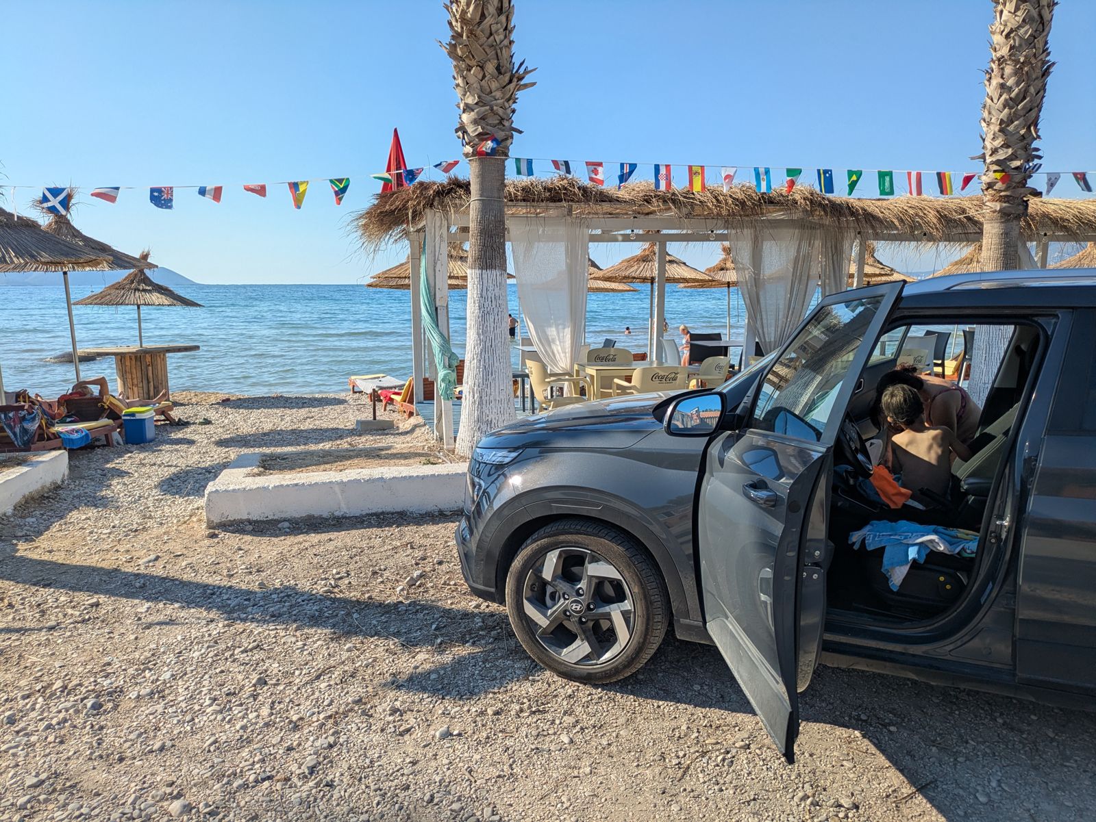 Coche de alquiler aparcado junto a la playa de Orikum