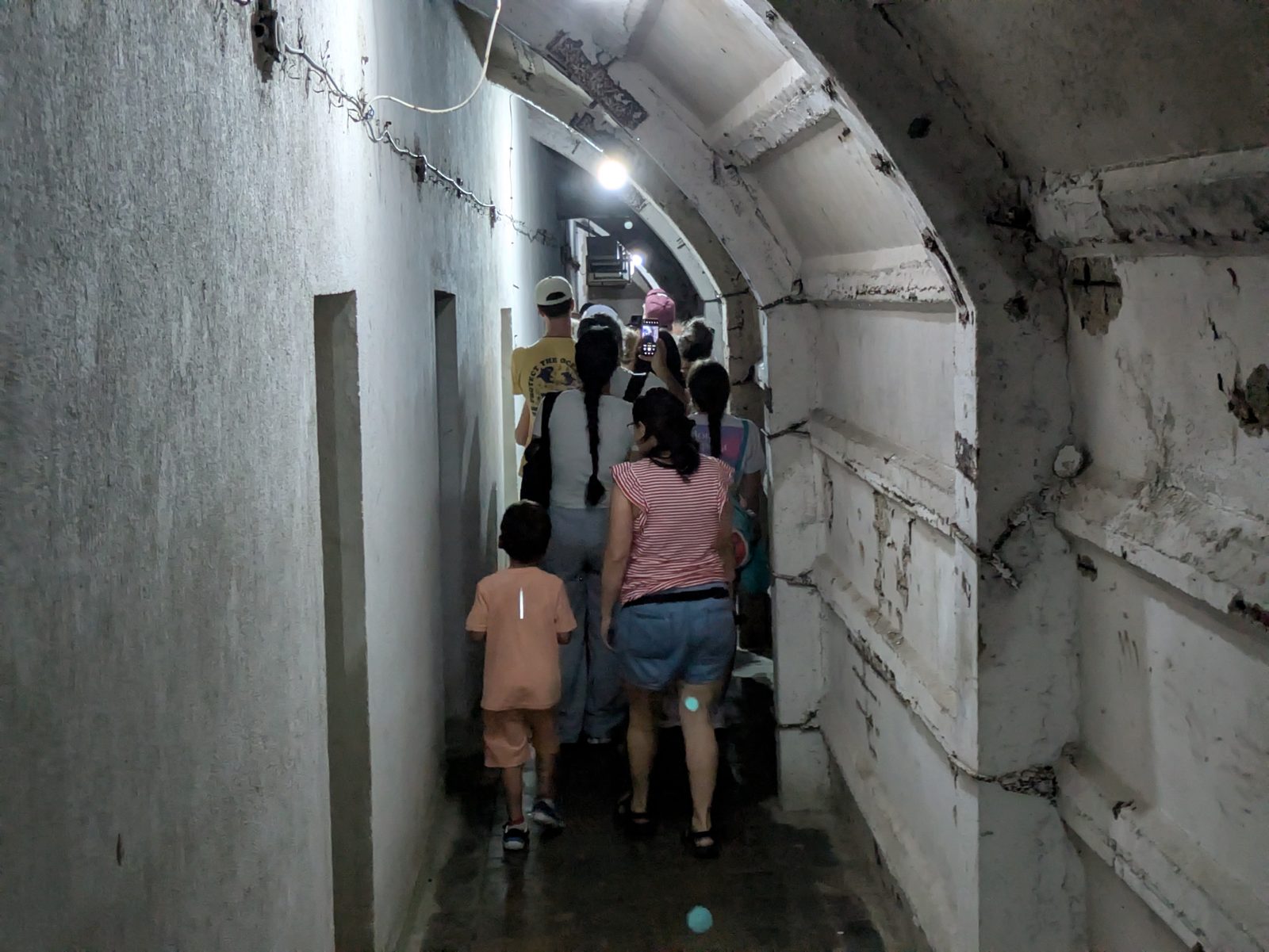 Ares y Lupe de espaldas recorriendo un pasillo estrecho del Cold War Tunnel