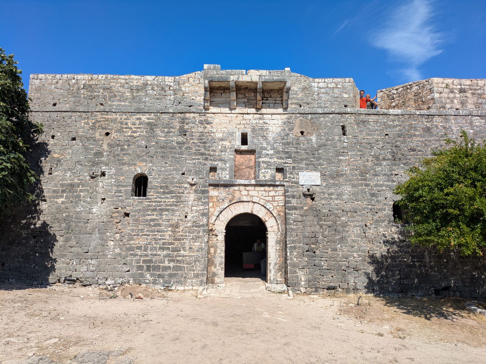 Puerta de entrada de la fortaleza de Porto Palermo, con muros de piedra