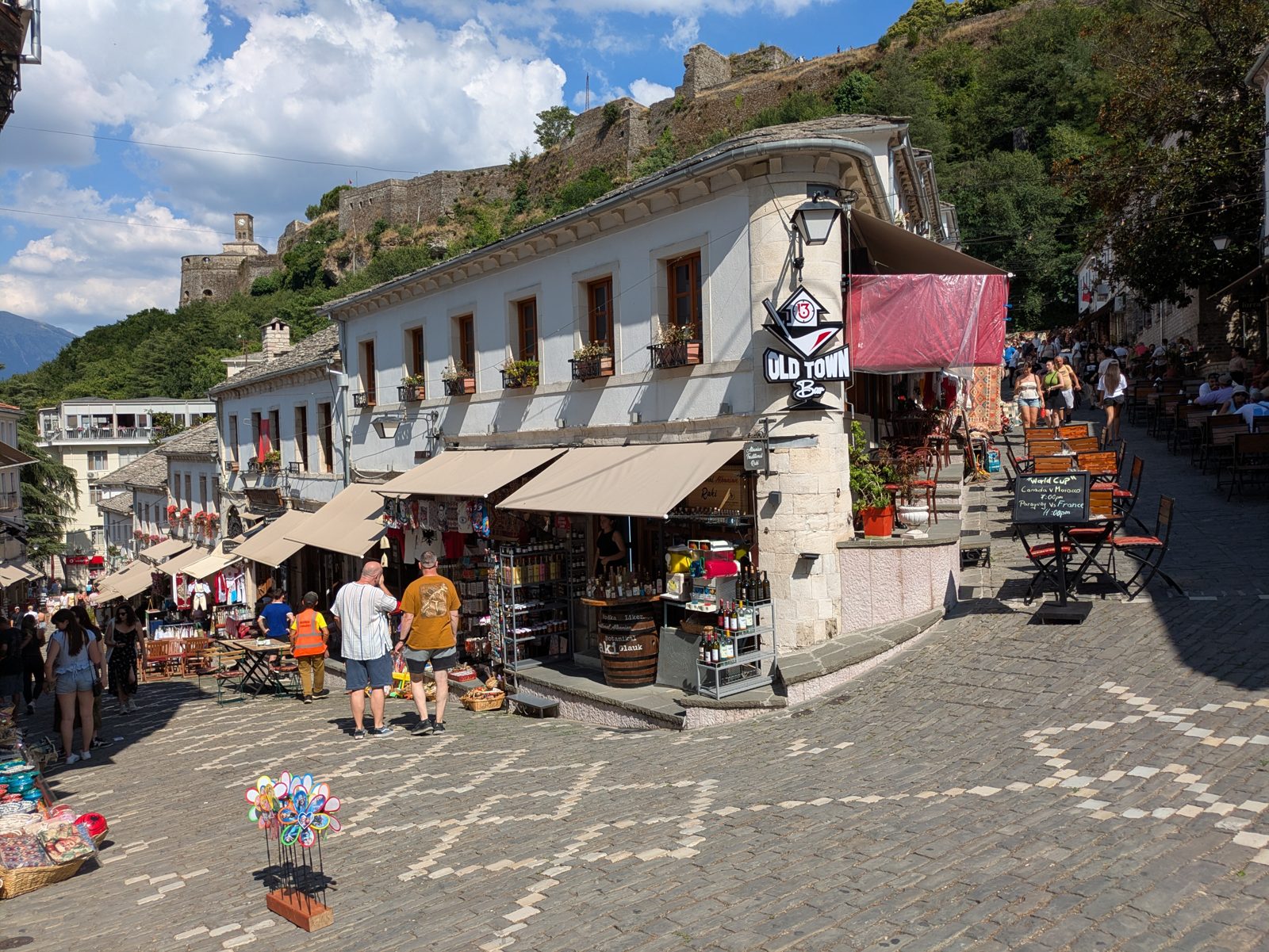Bazar de Gjirokastra con sus casas de piedra y el castillo en lo alto de la colina