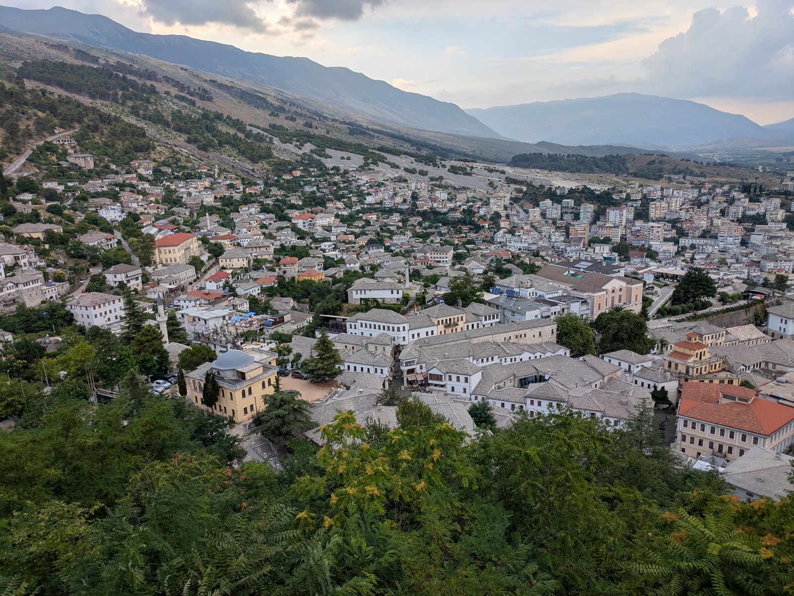 Vista de Gjirokastra y el valle del Drino desde el castillo