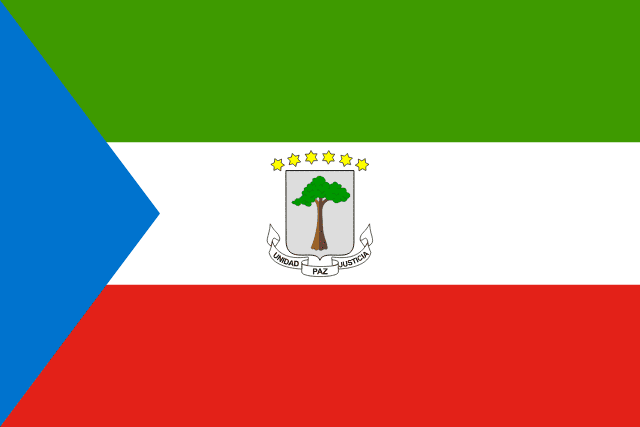 Bandera de Guinea Ecuatorial: franjas verde, blanca y roja con un triángulo azul y el escudo con seis estrellas amarillas