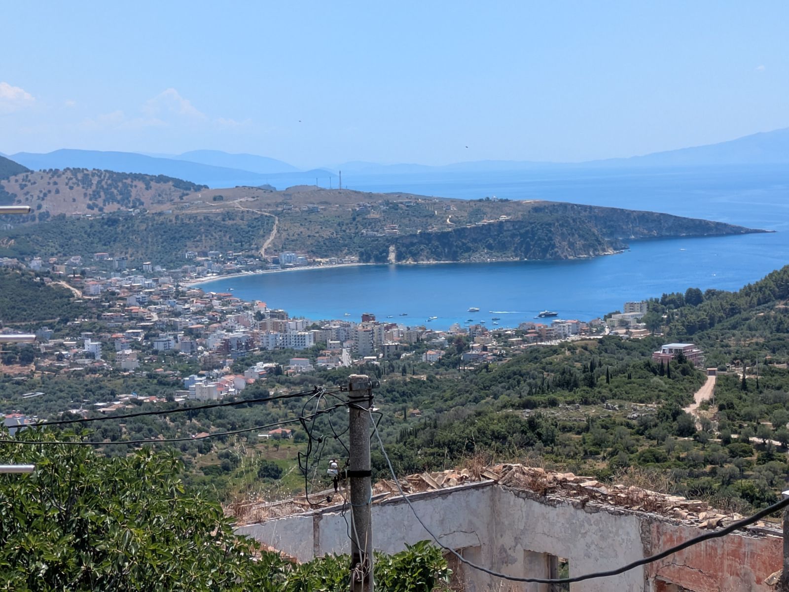 Vista de la bahía de Himarë y la costa desde el castillo