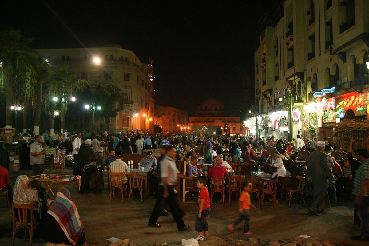 Terrazas y paseantes de noche en el mercado de Khan el-Khalili, en El Cairo