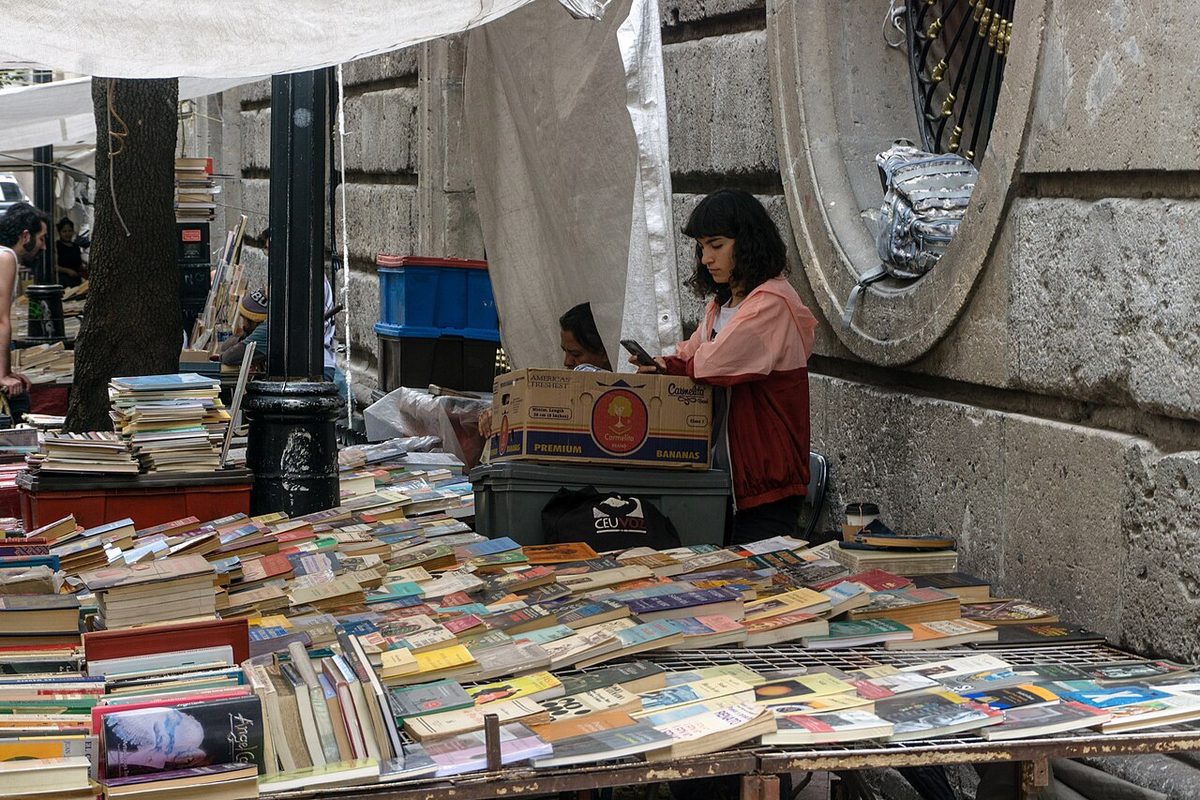 Puesto de libros en español en una calle de la colonia Condesa, en Ciudad de México
