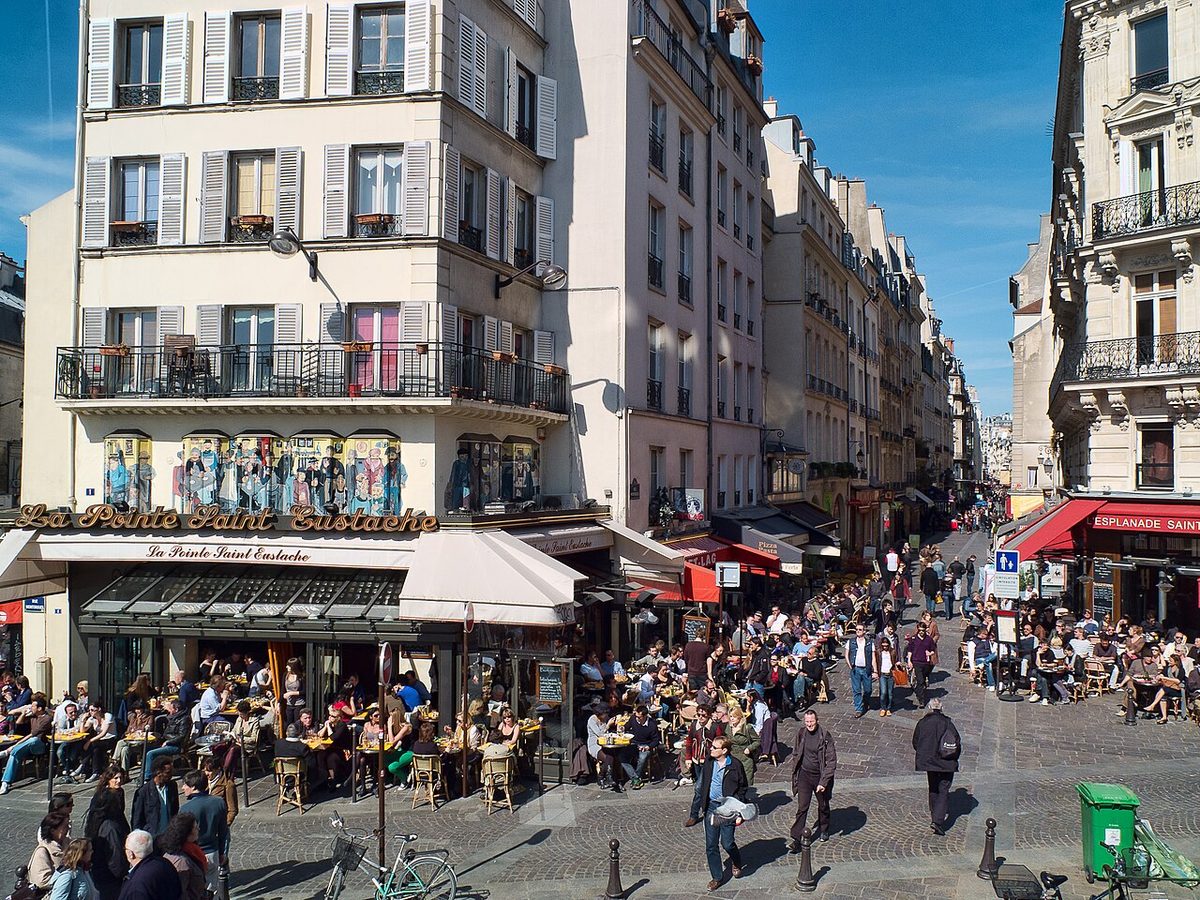 Terrazas y gente en la rue Montorgueil, en París