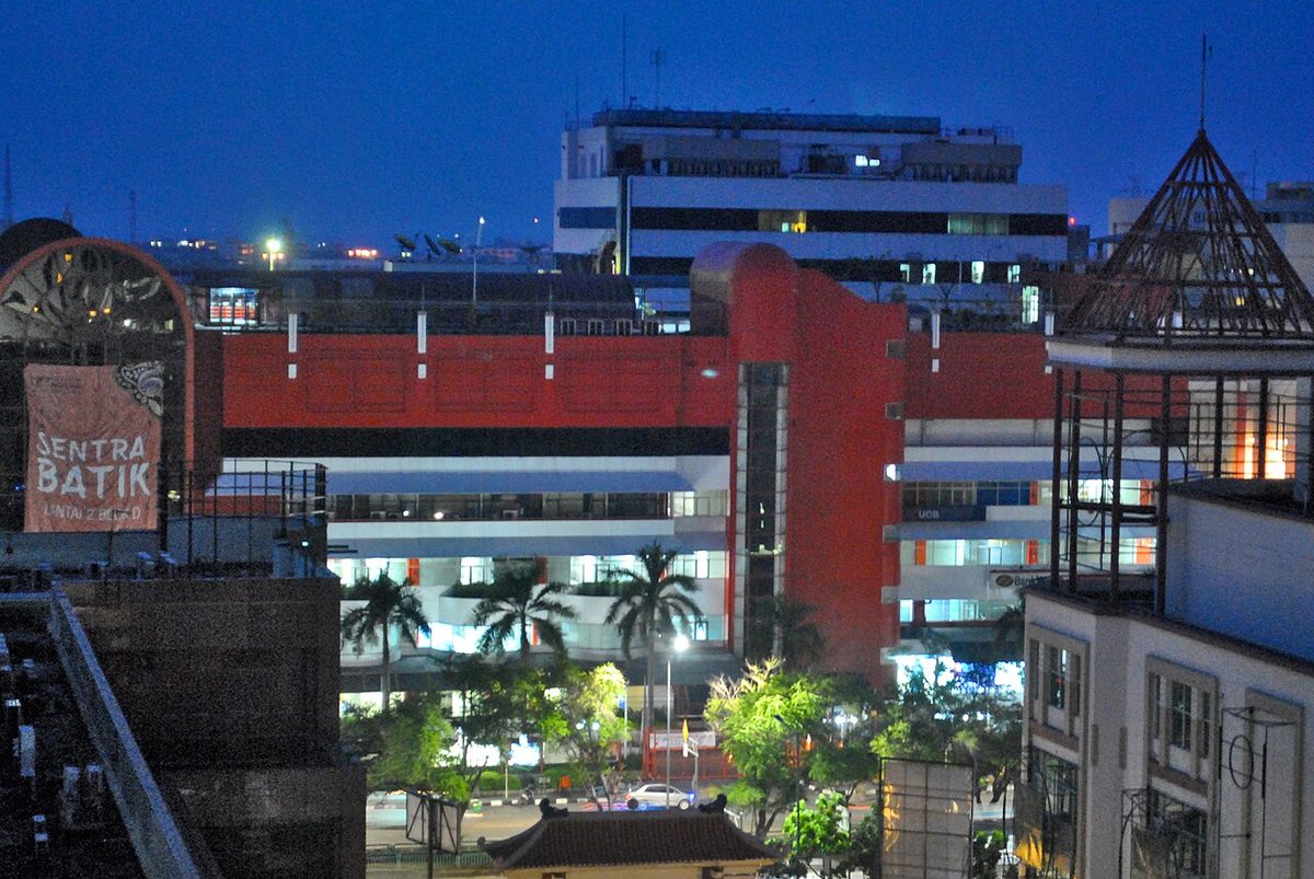 Edificios comerciales de Mangga Dua al anochecer, en Yakarta