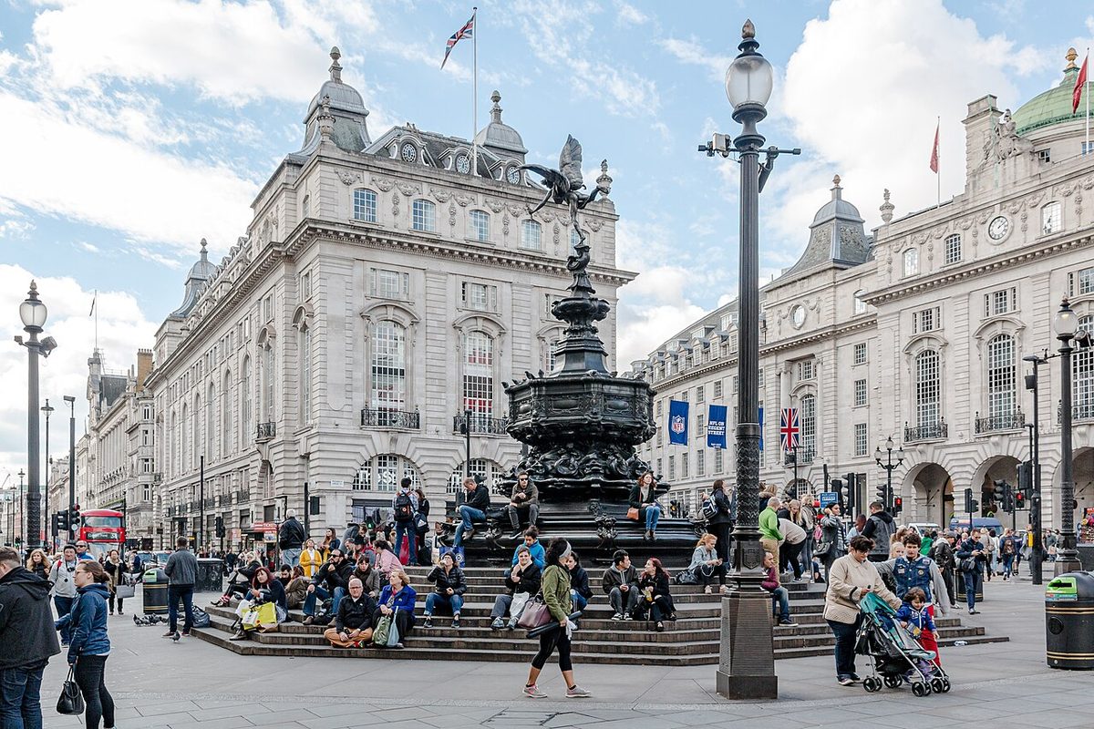 Gente paseando por Piccadilly Circus, en Londres