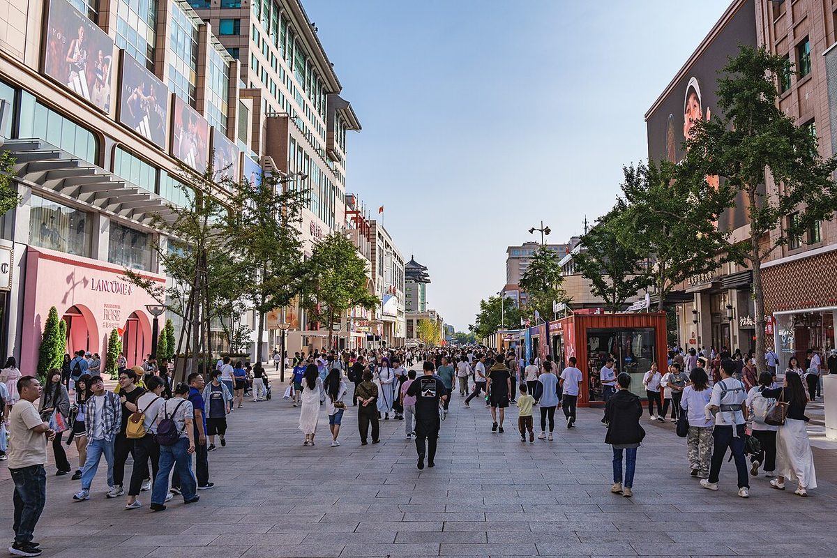 Calle peatonal de Wangfujing llena de gente, en Pekín