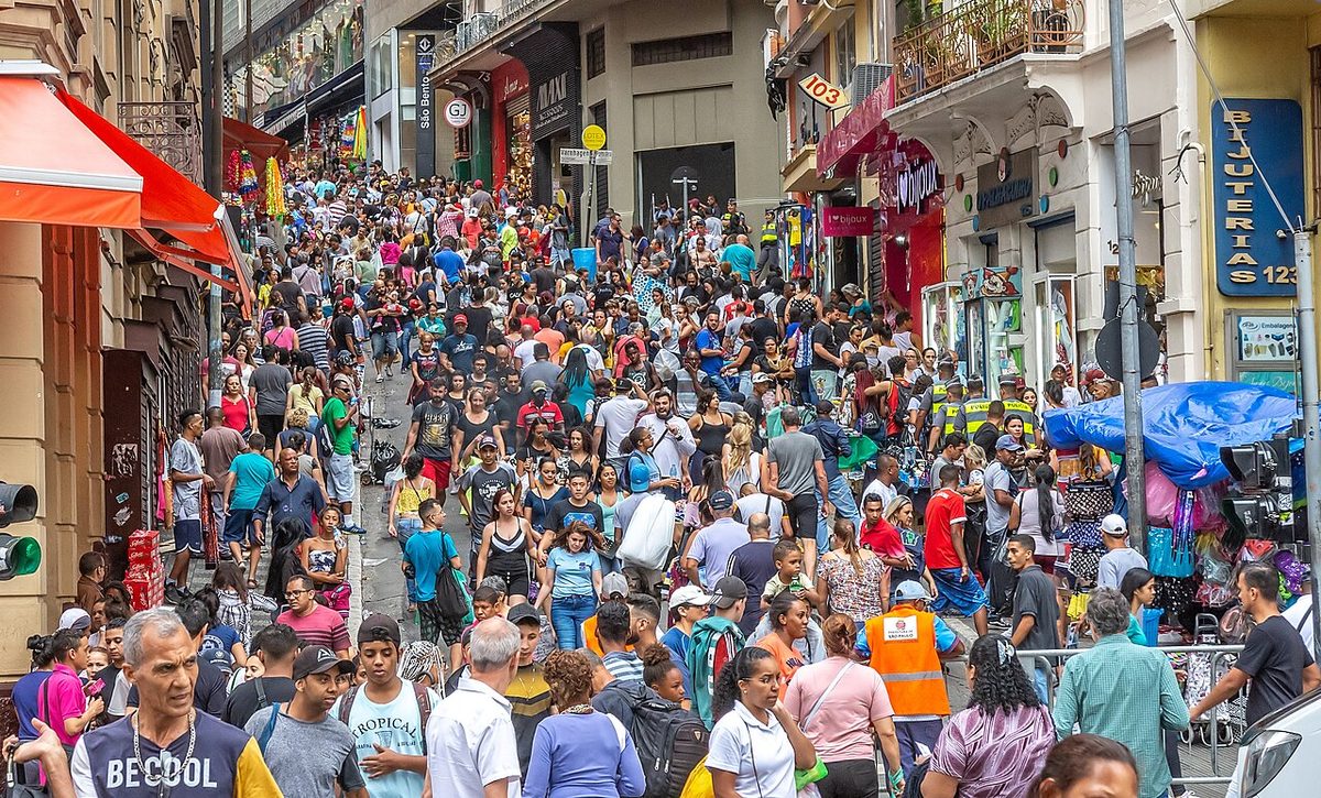 Calle comercial abarrotada de gente en el centro de São Paulo, Brasil