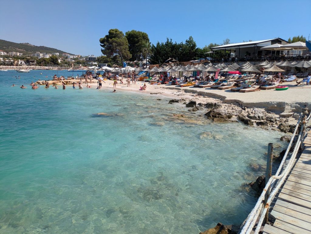 Agua turquesa y rocas en una de las playas de Ksamil