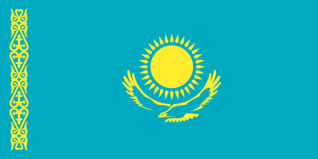 Bandera de Kazajistán: fondo celeste con un sol y un águila dorados y un ornamento junto al asta
