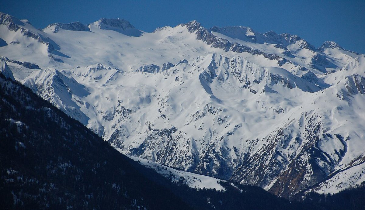 El macizo de la Maladeta nevado, en el Pirineo