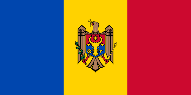 Bandera de Moldavia: franjas verticales azul, amarilla y roja con el escudo del águila en el centro